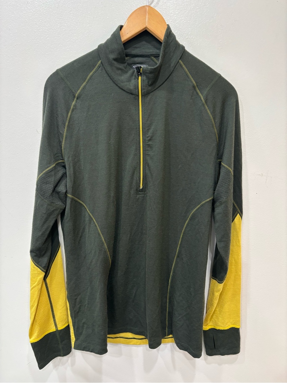 Icebreaker Merino Wool Bodyfit Zone Base Layer Long Sleeve Shirt Men’s Medium